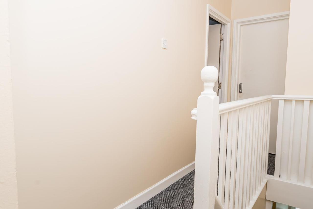 Shirley House 2, Self Catering Guest House, Self Check In, Smart Locks, 10 Min Walk To Southampton General, Aspire And Princess Anne Hospitals, Access To Fully Equipped Kitchen, Excellent Transport Links, Ideal For Longer Stays And Hospital Shifts Екстер'єр фото