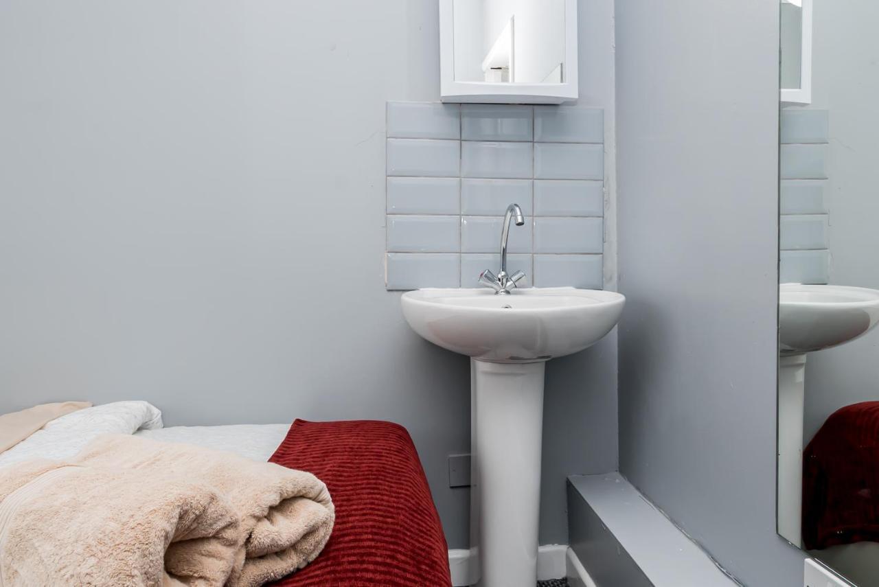 Shirley House 2, Self Catering Guest House, Self Check In, Smart Locks, 10 Min Walk To Southampton General, Aspire And Princess Anne Hospitals, Access To Fully Equipped Kitchen, Excellent Transport Links, Ideal For Longer Stays And Hospital Shifts Екстер'єр фото