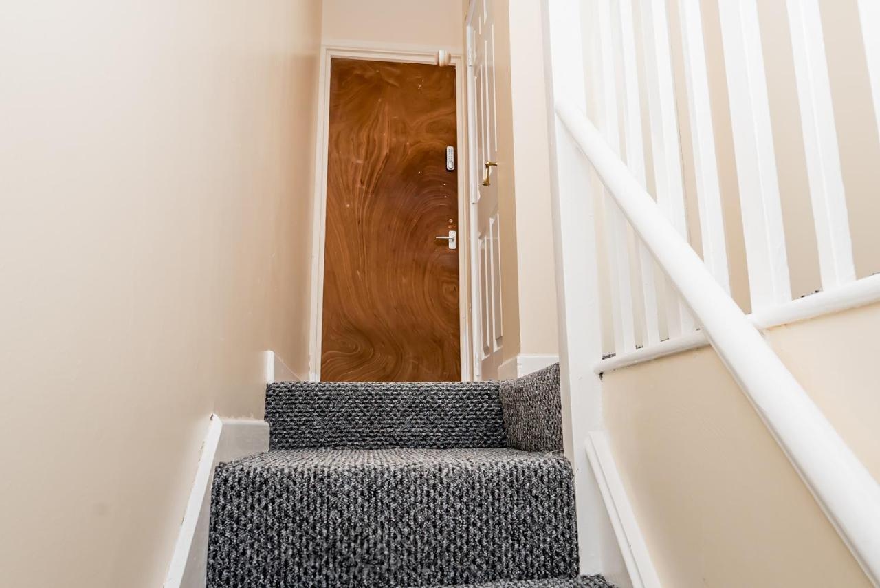 Shirley House 2, Self Catering Guest House, Self Check In, Smart Locks, 10 Min Walk To Southampton General, Aspire And Princess Anne Hospitals, Access To Fully Equipped Kitchen, Excellent Transport Links, Ideal For Longer Stays And Hospital Shifts Екстер'єр фото