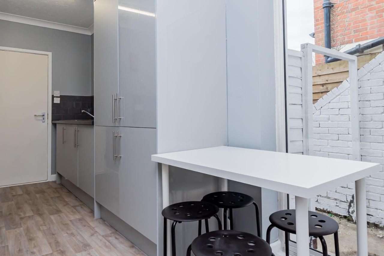 Shirley House 2, Self Catering Guest House, Self Check In, Smart Locks, 10 Min Walk To Southampton General, Aspire And Princess Anne Hospitals, Access To Fully Equipped Kitchen, Excellent Transport Links, Ideal For Longer Stays And Hospital Shifts Екстер'єр фото